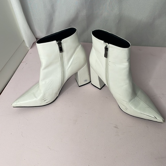 Pointed toe ankle booties - Picture 2 of 3